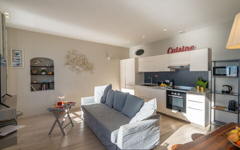 Aurora 2+2: Möbel, Interior Design, Flooring, Zimmer, Fussboden, Holz, Decke, Couch, Textil, Beleuchtung