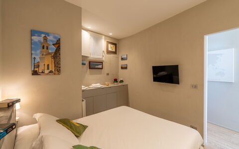 Aurora 2+2: Bett, Wand, Interior Design, Schlafzimmer, Fussboden, Holz, Bettdecke, Flooring, Bedding, Zimmer
