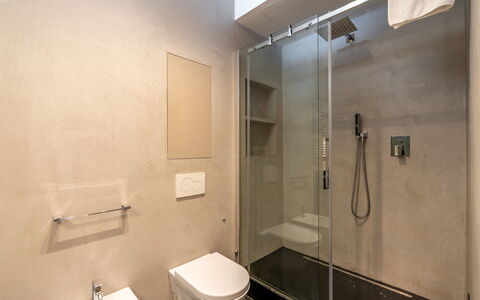 Aurora 2+2: Badezimmer, Flooring, Armatur, Wand, Fussboden, Interior Design, Installation, Spiegel, Zapfhahn, Toilette