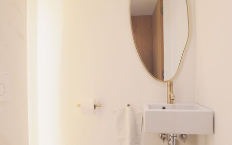 Casa dei Fiamminghi 10+2: Wand, Armatur, Badezimmer, Interior Design, Braun, Installation, Flooring, Fussboden, Spiegel, Toilette