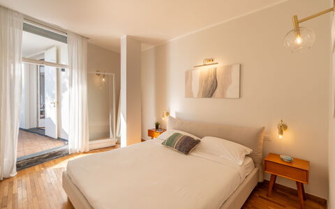 Casa Chiara 6+2: Bett, Möbel, Interior Design, Flooring, Fussboden, Schlafzimmer, Wand, Holzboden, Bettdecke, Holz