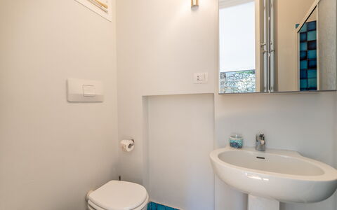 Casa Chiara 6+2: Badezimmer, Bad Sink, Armatur, Wand, Flooring, Interior Design, Sinken, Fussboden, Zapfhahn, Spiegel