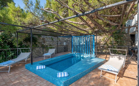Casa Chiara 6+2: Blau, Schwimmbad, Gartenmöbel, Möbel, Resort, Verbundwerkstoff, Schatten, Eco Hotel, Stuhl, Freizeit