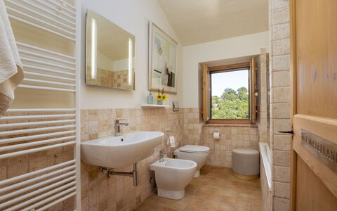 Casale la Cascina 8: Wand, Flooring, Fussboden, Interior Design, Tür, Zuhause, Armatur, Badezimmer, Zimmer, Decke