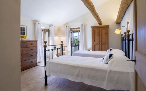 Casale la Cascina 8: Möbel, Bett, Schlafzimmer, Interior Design, Bedding, Bettdecke, Bettrahmen, Zuhause, Linens, Flooring
