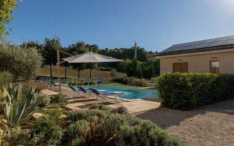 Casale la Cascina 8: Schwimmbad, Strauch, Resort, Garten, Landscaping, Estate, Hinterhof, Hütte, Eco Hotel, Bauernhaus