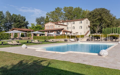 Villa Ginevra 12: Schwimmbad, Gartenmöbel, Resort, Estate, Sonnenliege, Villa, Hotel, Regenschirm, Hof, Terrasse