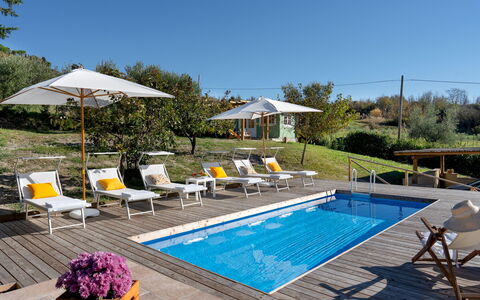 Villino Ariachiara 6: Schwimmbad, Möbel, Gartenmöbel, Sonnenliege, Resort, Stuhl, Regenschirm, Schatten, Eco Hotel, Läge