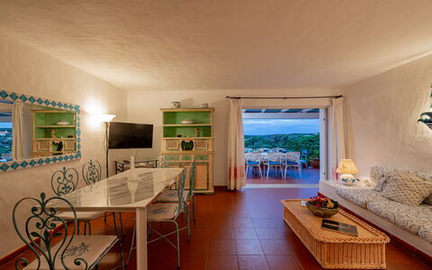 Villa Pitrizzina 8: Möbel, Küche & Esszimmer Tisch, Stuhl, Resort, Kaffetisch, Hotel, Zimmerpflanze, Eco Hotel, Esszimmer