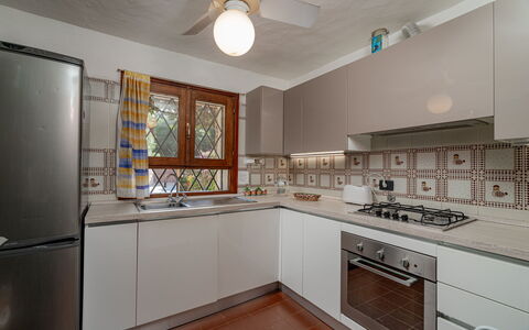 Villa Pitrizzina 8: Küche, Küchengerät, Countertop, Cabinetry, Interior Design, Major Appliance, Flooring, Holz, Decke, Herd