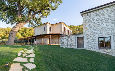 Villa Cusano 18: Zuhause, Estate, Hütte, Bauernhaus, Veranda, Garten, Garten, Villa, Landscaping, Balkon