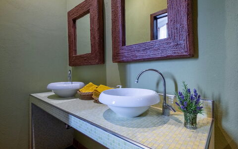 Podere Sant'Eugenio 14: Bad Sink, Armatur, Sinken, Interior Design, Zapfhahn, Badezimmer, Installation, Countertop, Porzellan, Spiegel