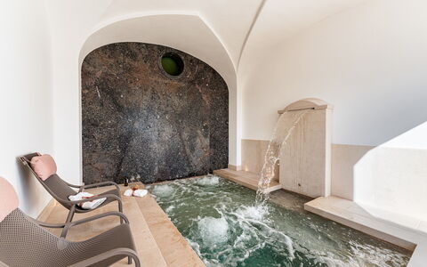 Villa Aristula 11: Badewanne, Armatur, Jacuzzi, Hotel, Resort, Schwimmbad