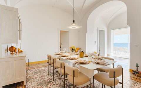 Villa Aristula 11: Möbel, Interior Design, Flooring, Tabelle, Fussboden, Küche & Esszimmer Tisch, Stuhl, Esszimmer, Natürliches Material