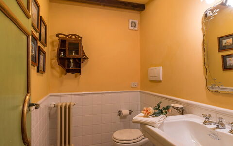 Montepietraia e San Martino 18: Wand, Interior Design, Gelb, Armatur, Badezimmer, Bad Sink, Beleuchtung, Zapfhahn, Flooring, Installation