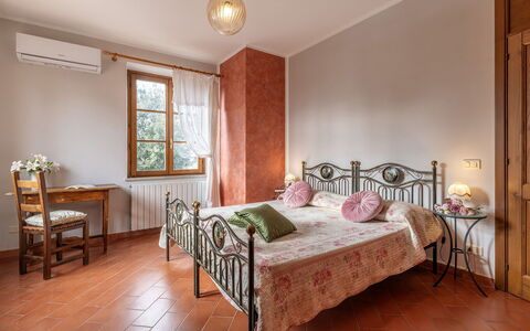 La Burraia 18: Möbel, Bett, Interior Design, Schlafzimmer, Wand, Bettdecke, Bedding, Holz, Linens, Flooring
