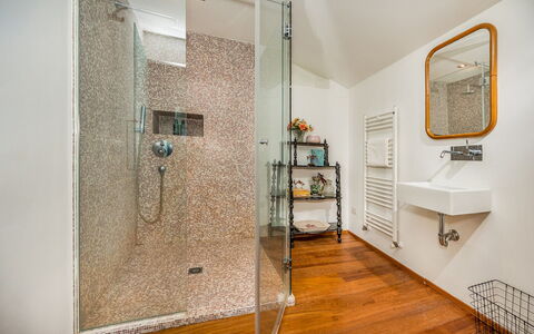 Linera 10: Badezimmer, Armatur, Interior Design, Flooring, Fussboden, Installation, Beleuchtung, Zuhause, Decke, Fliese