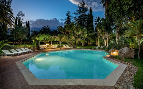 Linera 10: Schwimmbad, Resort, Eco Hotel, Gartenmöbel, Water Feature, Schatten, Thermae, Sonnenliege, Garten, Landscaping