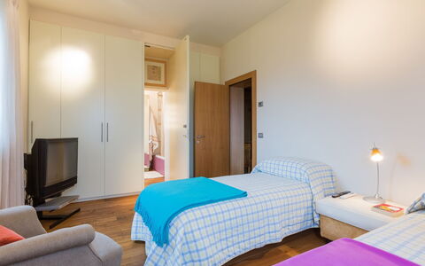 Casa Eugenia 8: Möbel, Interior Design, Bett, Schlafzimmer, Flooring, Fussboden, Holz, Zimmer, Decke, Bettdecke