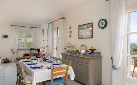 Villa Perelle 8: Möbel, Interior Design, Stuhl, Tabelle, Flooring, Küche & Esszimmer Tisch, Fussboden, Zimmer, Esszimmer, Decke
