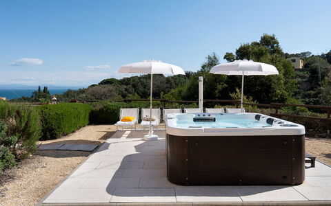 Villa Perelle 8: Badewanne, Armatur, Freizeit, Gartenmöbel, Schwimmbad, Jacuzzi, Resort, Urlaub, Blumentopf