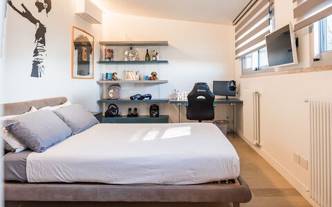 Villa Giulia 8: Möbel, Bett, Interior Design, Schlafzimmer, Bedding, Bettdecke, Wand, Fussboden, Flooring, Zimmer
