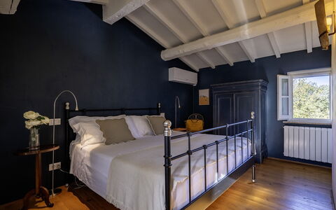 Podere Vernine di Sotto 14: Möbel, Bett, Schlafzimmer, Interior Design, Bedding, Bettdecke, Flooring, Beleuchtung, Fussboden, Decke
