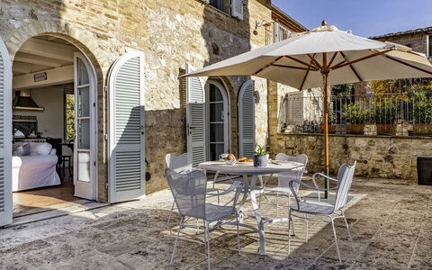 Podere Vernine di Sotto 14: Möbel, Stuhl, Gartenmöbel, Tabelle, Küche & Esszimmer Tisch, Tisch Im Freien, Blumentopf, Zimmerpflanze, Terrasse, Balkon