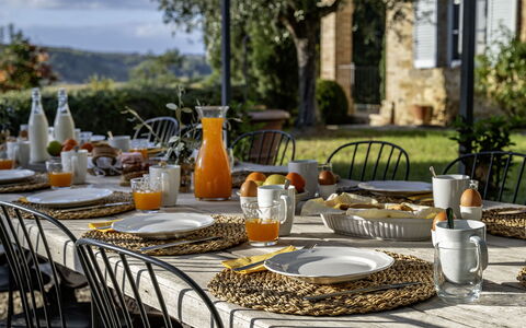 Podere Vernine di Sotto 14: Geschirr, Servierware, Tabelle, Essen, Möbel, Dishware, Drinkware, Teller