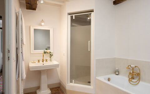 Villa delle Silerchie 10: Interior Design, Wand, Badezimmer, Armatur, Flooring, Fussboden, Decke, Beleuchtung, Installation, Zuhause