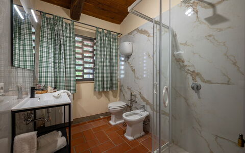 Sangiovese 14: Interior Design, Flooring, Wand, Fussboden, Armatur, Möbel, Decke, Badezimmer, Beleuchtung, Zimmer