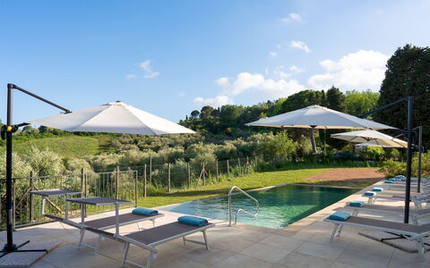 Il Poggione 10: Schwimmbad, Gartenmöbel, Sonnenliege, Möbel, Regenschirm, Stuhl, Resort, Schatten, Eco Hotel, Landscaping
