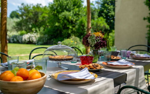 Villa Collegigliato 8: Essen, Geschirr, Möbel, Servierware, Tabelle, Obst, Dishware, Teller, Tischdecke, Drinkware