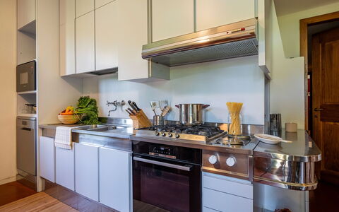 Villa Collegigliato 8: Küchengerät, Küche, Major Appliance, Countertop, Haushaltsgerät, Herd, Herd, Gasherd, Cabinetry, Interior Design