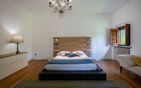 Villa Collegigliato 8: Bett, Möbel, Bedding, Interior Design, Schlafzimmer, Bettdecke, Flooring, Holz, Fussboden, Zimmer