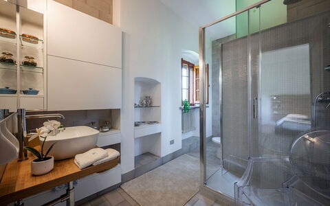 Villa Collegigliato 8: Interior Design, Flooring, Armatur, Fussboden, Decke, Zapfhahn, Beleuchtung, Badezimmer, Möbel, Sinken