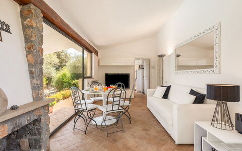 Villa Althaea 6: Möbel, Couch, Zuhause, Wohnzimmer, Stuhl, Decke, Resort, Küche & Esszimmer Tisch