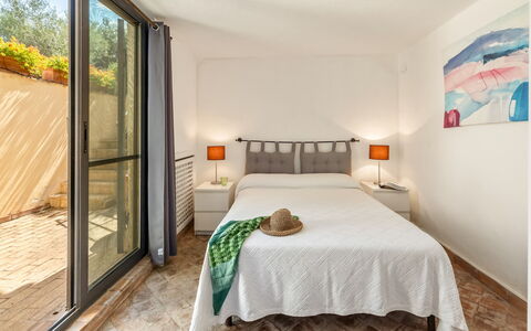 Villa Althaea 6: Möbel, Interior Design, Wand, Flooring, Fussboden, Bett, Holz, Schlafzimmer, Zimmer, Decke