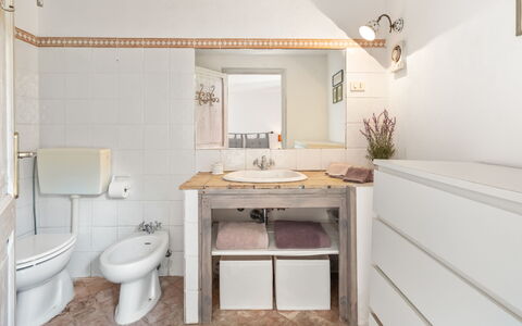 Villa Althaea 6: Badezimmer, Bad Sink, Armatur, Sinken, Toilleten Sitz, Interior Design, Toilette, Flooring, Zapfhahn, Fussboden