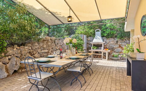 Villa Althaea 6: Möbel, Tabelle, Gartenmöbel, Stuhl, Küche & Esszimmer Tisch, Tisch Im Freien, Blumentopf, Garten, Schatten, Terrasse