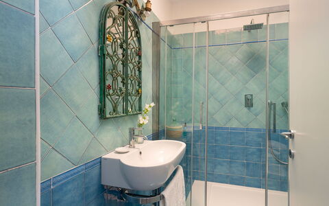 Villa Il Faro 10: Blau, Badezimmer, Armatur, Interior Design, Flooring, Fussboden, Installation, Fliese, Spiegel, Zapfhahn