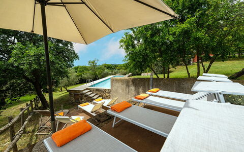 Villa Il Ritiro 8: Gartenmöbel, Schwimmbad, Sonnenliege, Möbel, Regenschirm, Resort, Garten, Eco Hotel, Schatten, Stuhl
