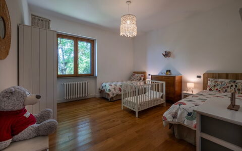 Villa Il Ritiro 8: Möbel, Bett, Interior Design, Schlafzimmer, Wand, Flooring, Fussboden, Bedding, Holz, Decke