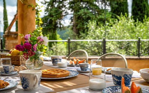 Colle Calzolaro 8: Geschirr, Möbel, Servierware, Tabelle, Drinkware, Dishware, Tischdecke, Porzellan, Essen, Teller
