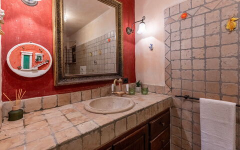 Colle Calzolaro 8: Wand, Flooring, Interior Design, Bad Sink, Armatur, Fussboden, Badezimmer, Decke, Beleuchtung, Sinken