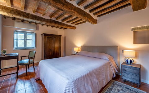Tenuta Santa Cristina 10: Flooring, Interior Design, Möbel, Fussboden, Zimmer, Zuhause, Schlafzimmer, Bett, Decke, Bettrahmen
