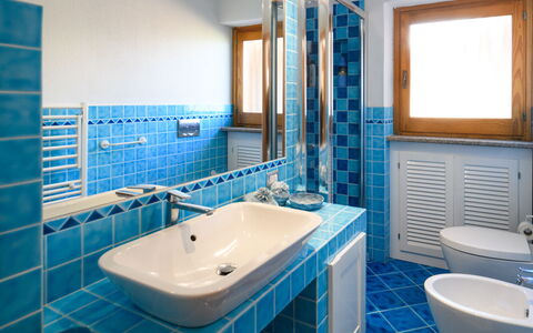 Villa Portobello 10+2: Blau, Flooring, Interior Design, Fussboden, Armatur, Fliese, Badezimmer, Sinken, Zapfhahn, Decke