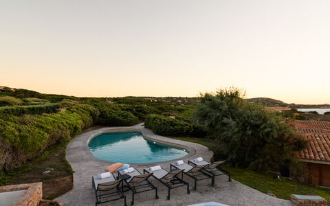 Villa Portobello 10+2: Blau, Landschaft, Schwimmbad, Dämmerung, Gartenmöbel, Abend, Sonnenaufgang, Sonnenuntergang, Eco Hotel