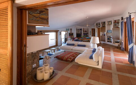 Villa Portobello 10+2: Möbel, Interior Design, Flooring, Fussboden, Holz, Couch, Decke, Zimmer, Wohnzimmer, Beleuchtung