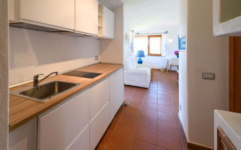 Villa Portobello 10+2: Küche, Interior Design, Countertop, Flooring, Holz, Möbel, Spüle, Fussboden, Major Appliance, Küchengerät